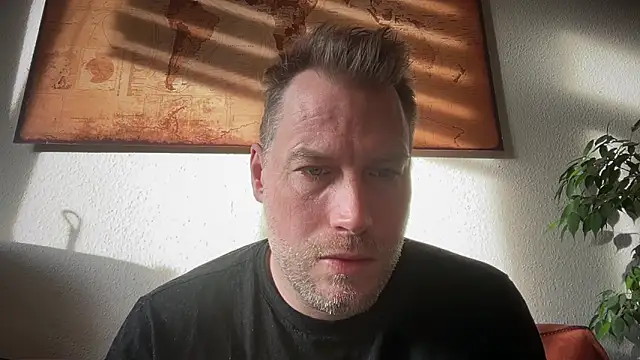 Snapshot of Christian87xxx chatting on 11/30/25, 09:35 Christian87xxx online show from 11/30/25, 09:35