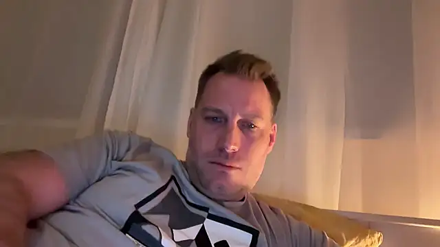 Snapshot of Christian87xxx chatting on 12/13/25, 11:43 Christian87xxx online show from 12/13/25, 11:43