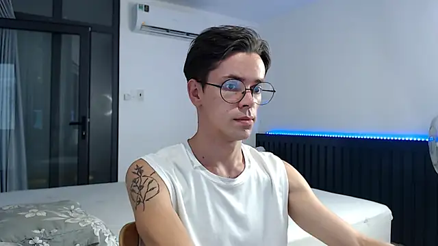 Snapshot of William_Henry_ chatting on 10/19/25, 01:39 William Henry online show from 10/19/25, 01:39