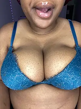 Snapshot of DaniJohnson chatting on 02/14/25, 03:22 DaniJohnson online show from 02/14/25, 03:22