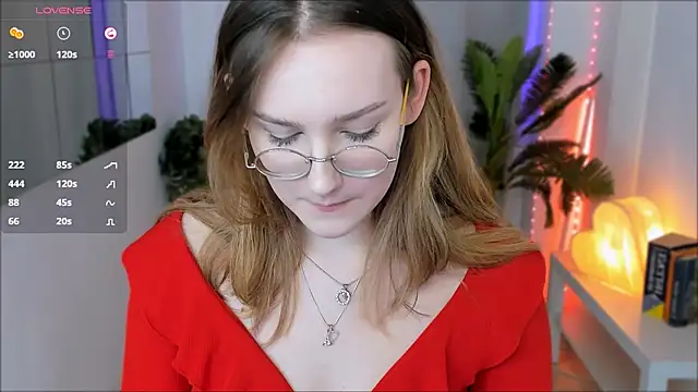 Snapshot of MaryWaddell chatting on 03/02/25, 12:53 MaryWaddell online show from 03/02/25, 12:53