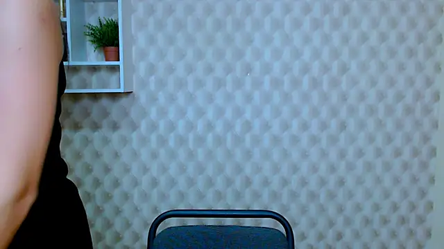 Snapshot of ValeriaHeart_ chatting on 12/01/25, 11:48 ValeriaHeart online show from 12/01/25, 11:48