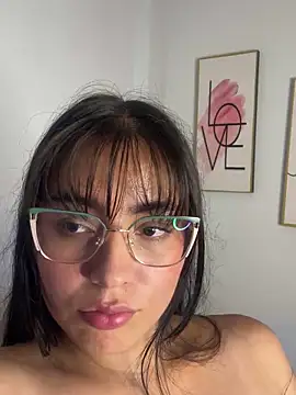 Snapshot of megan_cl chatting on 02/16/25, 05:04 megan cl online show from 02/16/25, 05:04