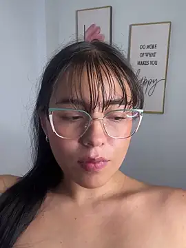 Snapshot of megan_cl chatting on 02/21/25, 04:18 megan cl online show from 02/21/25, 04:18