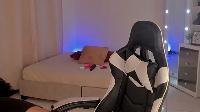 Snapshot of leahaltomm chatting on 02/16/25, 07:05 leahaltomm online show from 02/16/25, 07:05