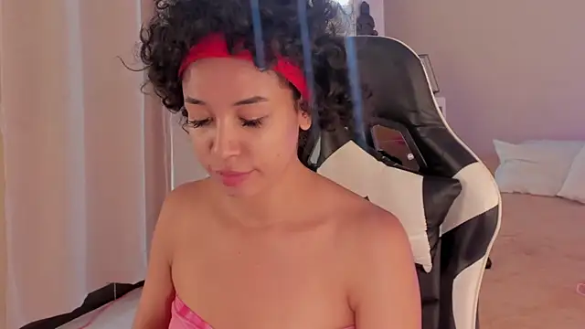 Snapshot of leahaltomm chatting on 03/05/25, 06:45 leahaltomm online show from 03/05/25, 06:45