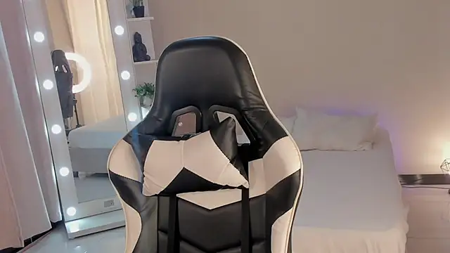 Snapshot of leahaltomm chatting on 03/21/25, 06:18 leahaltomm online show from 03/21/25, 06:18