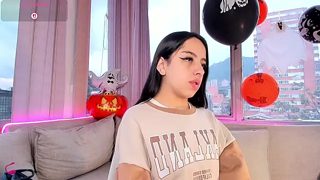 Snapshot of Daphne_chers chatting on 10/31/25, 02:29 Daphne chers online show from 10/31/25, 02:29