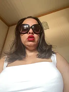 Snapshot of laarti chatting on 09/11/25, 10:15 laarti online show from 09/11/25, 10:15