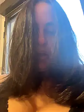 Snapshot of laarti chatting on 11/16/25, 03:50 laarti online show from 11/16/25, 03:50