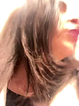 Snapshot of laarti chatting on 11/21/25, 06:39 laarti online show from 11/21/25, 06:39