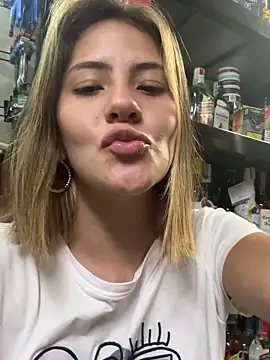Snapshot of Andrea18_blonde chatting on 10/27/25, 11:31 Andrea18 blonde online show from 10/27/25, 11:31
