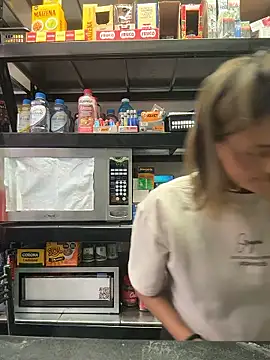 Snapshot of Andrea18_blonde chatting on 01/14/26, 04:23 Andrea18 blonde online show from 01/14/26, 04:23