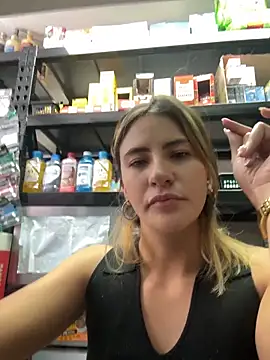 Snapshot of Andrea18_blonde chatting on 02/10/26, 04:33 Andrea18 blonde online show from 02/10/26, 04:33