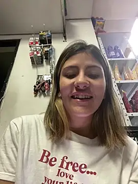 Snapshot of Andrea18_blonde chatting on 02/13/26, 07:21 Andrea18 blonde online show from 02/13/26, 07:21