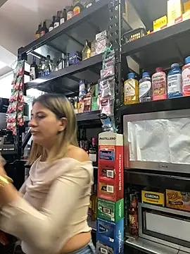 Snapshot of Andrea18_blonde chatting on 02/18/26, 08:38 Andrea18 blonde online show from 02/18/26, 08:38