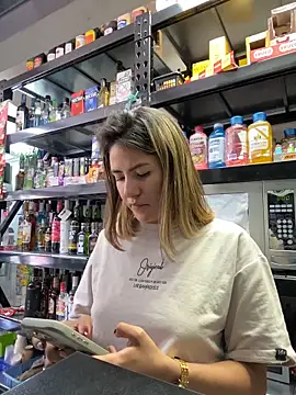 Snapshot of Andrea18_blonde chatting on 02/20/26, 05:24 Andrea18 blonde online show from 02/20/26, 05:24