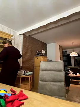 Snapshot of Lars-Lola chatting on 10/27/25, 05:28 Lars-Lola online show from 10/27/25, 05:28