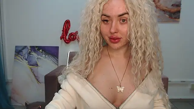 Snapshot of MissisCaty chatting on 02/08/25, 03:41 MissisCaty online show from 02/08/25, 03:41