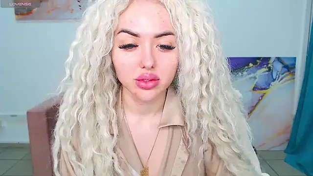 Snapshot of MissisCaty chatting on 02/19/25, 04:12 MissisCaty online show from 02/19/25, 04:12