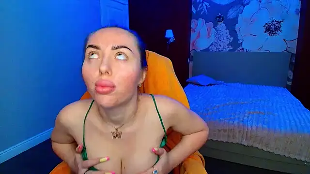 Snapshot of MissisCaty chatting on 07/19/26, 06:06 MissisCaty online show from 07/19/26, 06:06