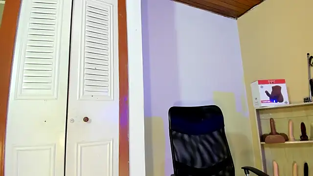 Snapshot of Violetta_0 chatting on 10/22/25, 01:00 Violetta 0 online show from 10/22/25, 01:00