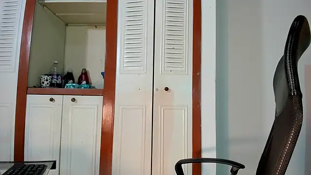 Snapshot of Violetta_0 chatting on 10/23/25, 01:21 Violetta 0 online show from 10/23/25, 01:21