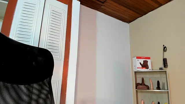 Snapshot of Violetta_0 chatting on 10/24/25, 01:07 Violetta 0 online show from 10/24/25, 01:07