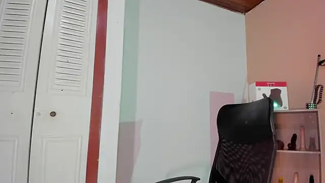 Snapshot of Violetta_0 chatting on 11/08/25, 01:33 Violetta 0 online show from 11/08/25, 01:33