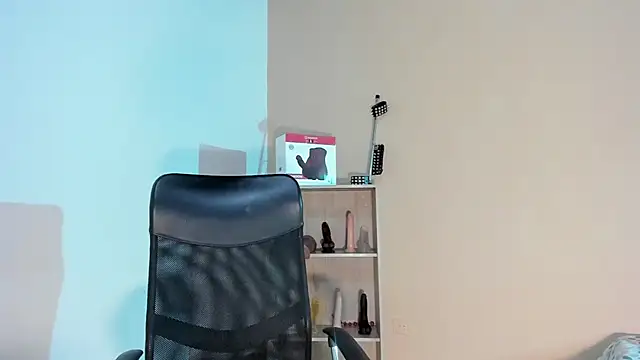 Snapshot of Violetta_0 chatting on 11/11/25, 01:44 Violetta 0 online show from 11/11/25, 01:44