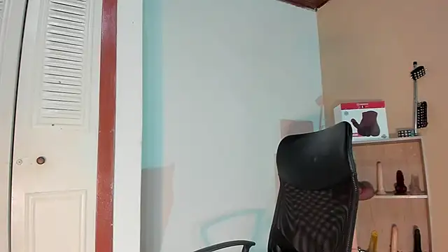 Snapshot of Violetta_0 chatting on 11/12/25, 01:33 Violetta 0 online show from 11/12/25, 01:33