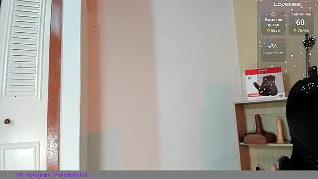 Snapshot of Violetta_0 chatting on 11/21/25, 01:43 Violetta 0 online show from 11/21/25, 01:43