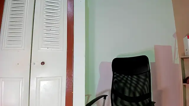 Snapshot of Violetta_0 chatting on 11/26/25, 01:45 Violetta 0 online show from 11/26/25, 01:45