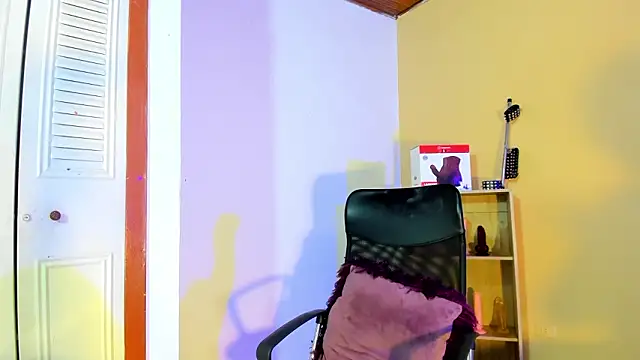 Snapshot of Violetta_0 chatting on 01/19/26, 01:37 Violetta 0 online show from 01/19/26, 01:37