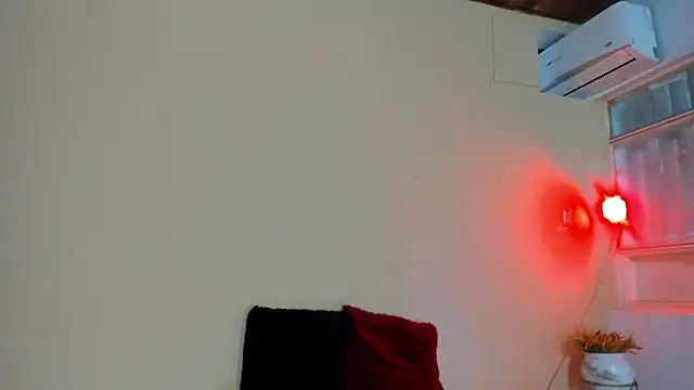 Snapshot of Violetta_0 chatting on 02/17/26, 02:02 Violetta 0 online show from 02/17/26, 02:02