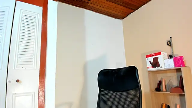 Snapshot of Violetta_0 chatting on 02/19/26, 01:51 Violetta 0 online show from 02/19/26, 01:51