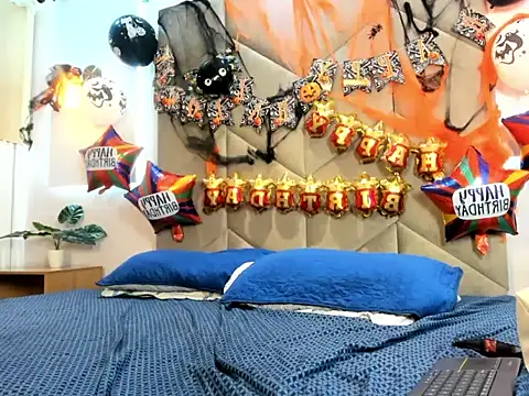 Snapshot of AzunaStar chatting on 10/20/25, 09:59 AzunaStar online show from 10/20/25, 09:59