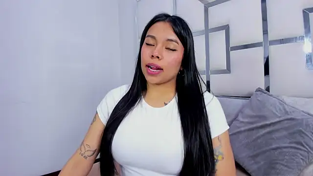 Snapshot of ZoeWan69 chatting on 09/19/25, 12:50 ZoeWan69 online show from 09/19/25, 12:50