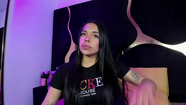 Snapshot of ZoeWan69 chatting on 10/15/25, 12:05 ZoeWan69 online show from 10/15/25, 12:05