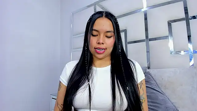 Snapshot of ZoeWan69 chatting on 10/19/25, 01:56 ZoeWan69 online show from 10/19/25, 01:56