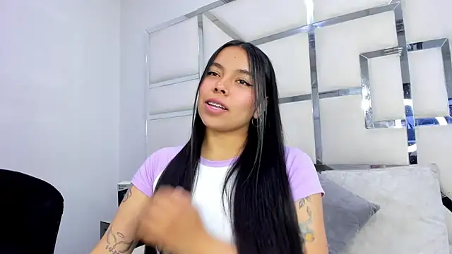 Snapshot of ZoeWan69 chatting on 10/27/25, 12:53 ZoeWan69 online show from 10/27/25, 12:53