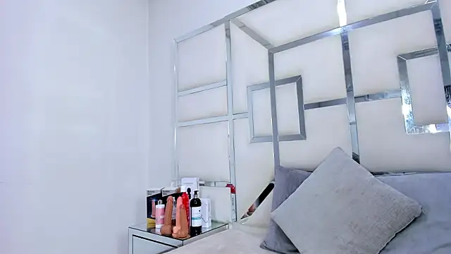 Snapshot of ZoeWan69 chatting on 10/31/25, 12:06 ZoeWan69 online show from 10/31/25, 12:06