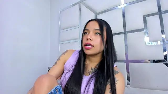 Snapshot of ZoeWan69 chatting on 11/02/25, 12:40 ZoeWan69 online show from 11/02/25, 12:40