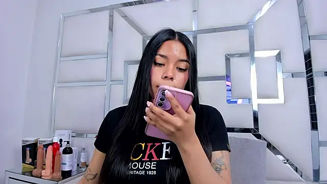 Snapshot of ZoeWan69 chatting on 11/07/25, 11:21 ZoeWan69 online show from 11/07/25, 11:21