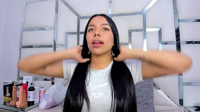 Snapshot of ZoeWan69 chatting on 11/14/25, 12:04 ZoeWan69 online show from 11/14/25, 12:04