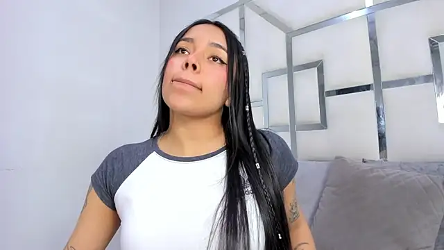 Snapshot of ZoeWan69 chatting on 11/17/25, 03:23 ZoeWan69 online show from 11/17/25, 03:23