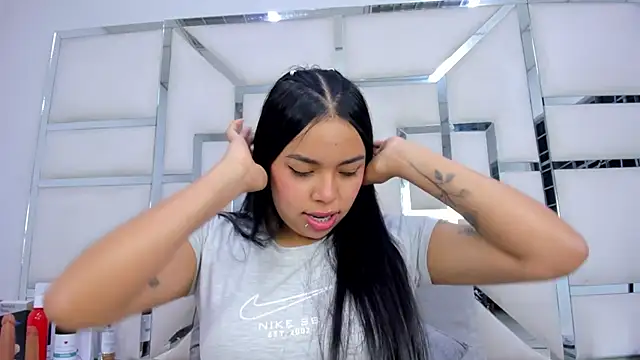 Snapshot of ZoeWan69 chatting on 12/04/25, 11:41 ZoeWan69 online show from 12/04/25, 11:41