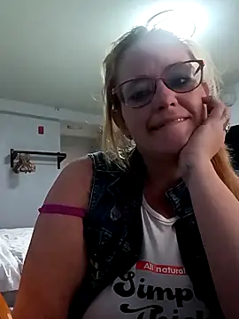 Snapshot of CutiepieMandii143 chatting on 03/21/25, 06:40 CutiepieMandii143 online show from 03/21/25, 06:40