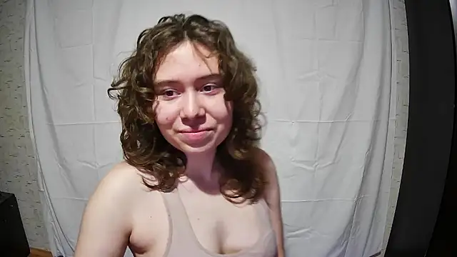 Snapshot of girliemilk chatting on 11/25/25, 10:43 girliemilk online show from 11/25/25, 10:43