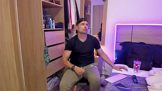 Snapshot of ILoveNYStyle chatting on 03/20/25, 01:57 ILoveNYStyle online show from 03/20/25, 01:57